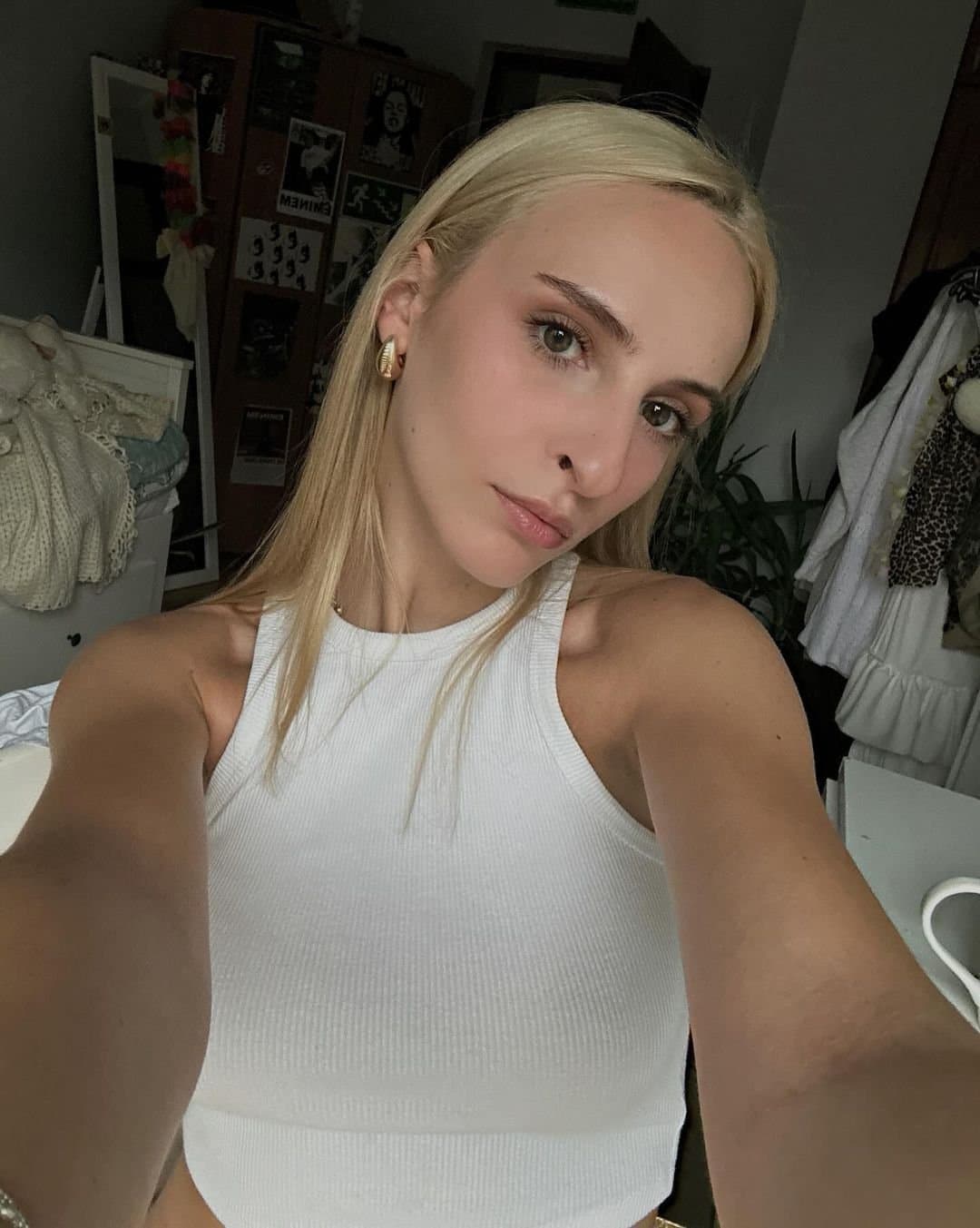 Click to view full size 18yo Skiny Teen with Long Legs