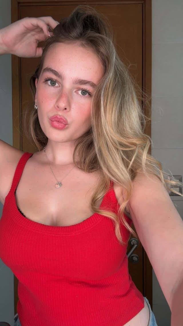 La puta tetona de Giulia, esta recien desbloqueada con 18?lista para recibir una cogida brutal