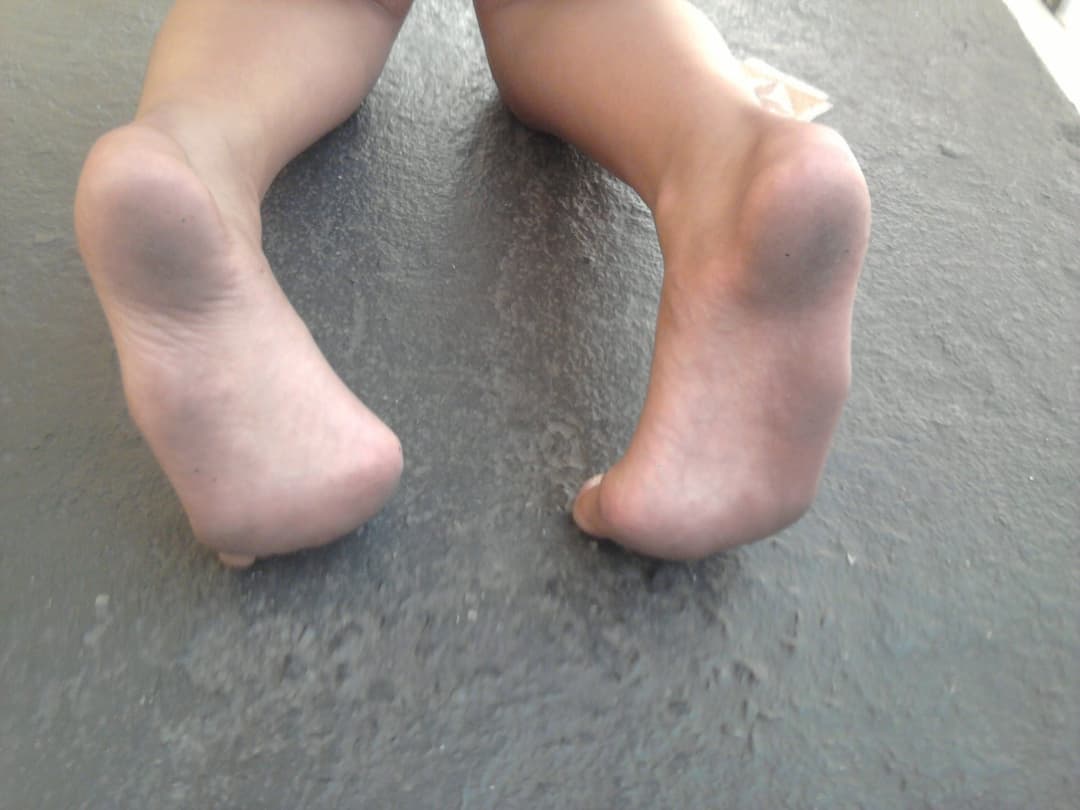 sola do pé suja da morena / latina dirty feet / 18yo feet