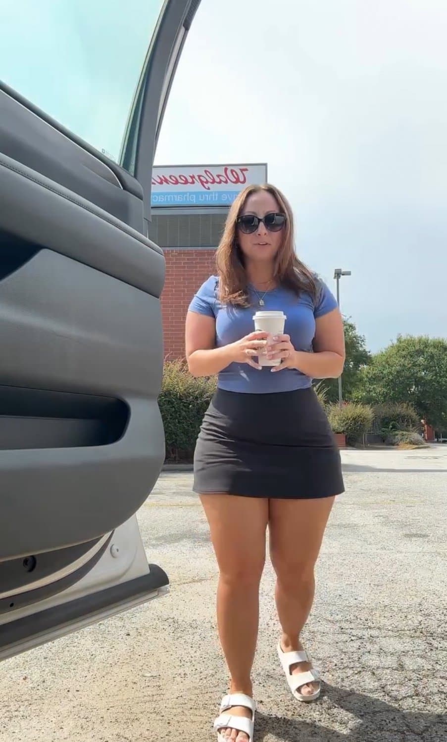 32 y/o MILF influencer takes chance with hormone rampant horny BBC. Fucked so hard she farts