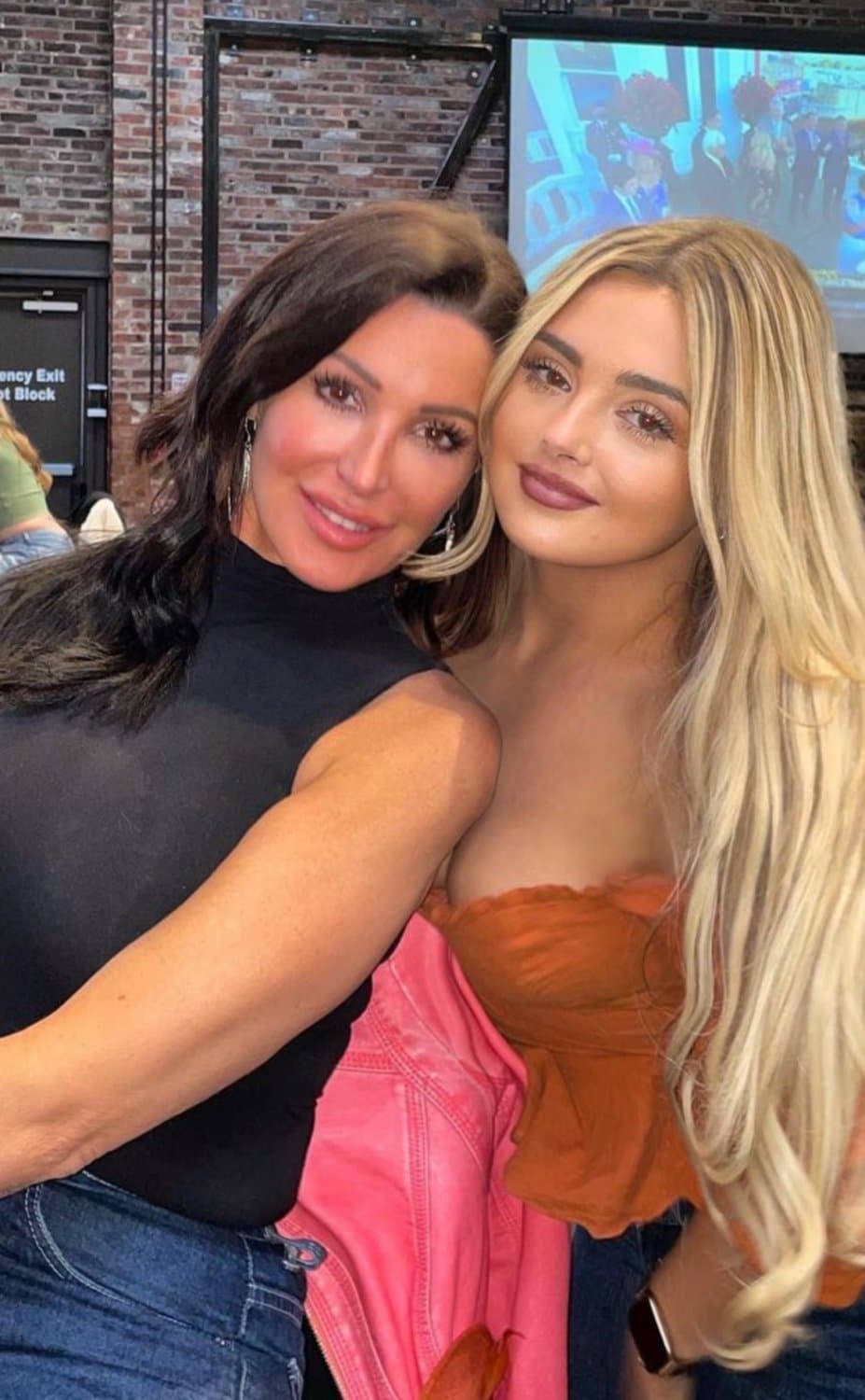 Milf Monday. Great rack on this broad. Daughter can get it too