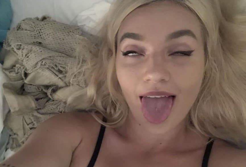 BLONDE WHORE TAKES HARD POUNDING