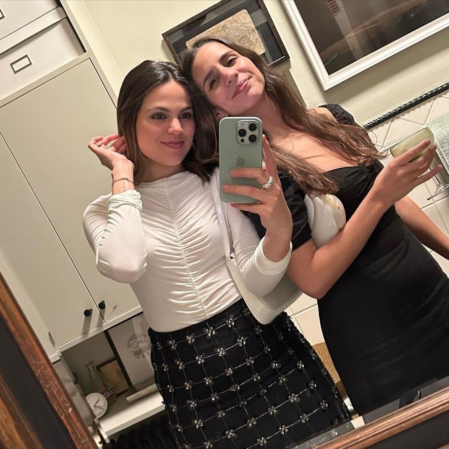 Who should get abused worst? (Green dress or black dress)