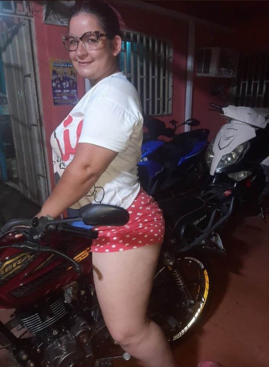 Le tomo fotos sexis a mi madrastra.