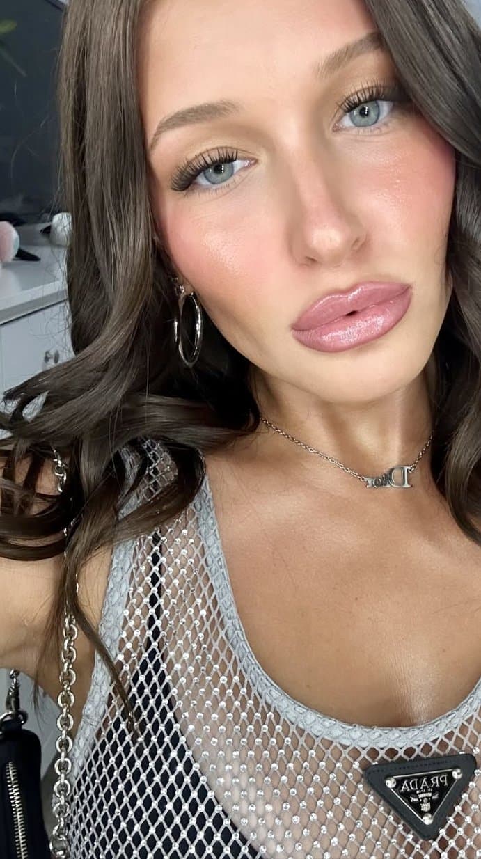 Smoking hot sorority bimbo babe is STACKED