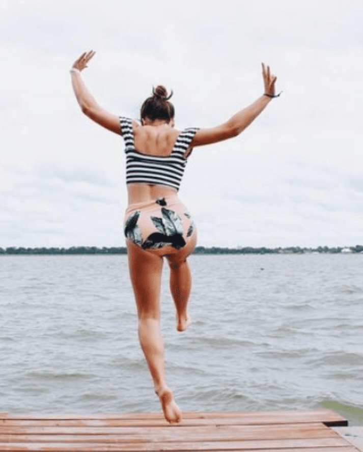 Christian milf whore Mary Kate Robertson has a hot mom bod and a five head that needs painting