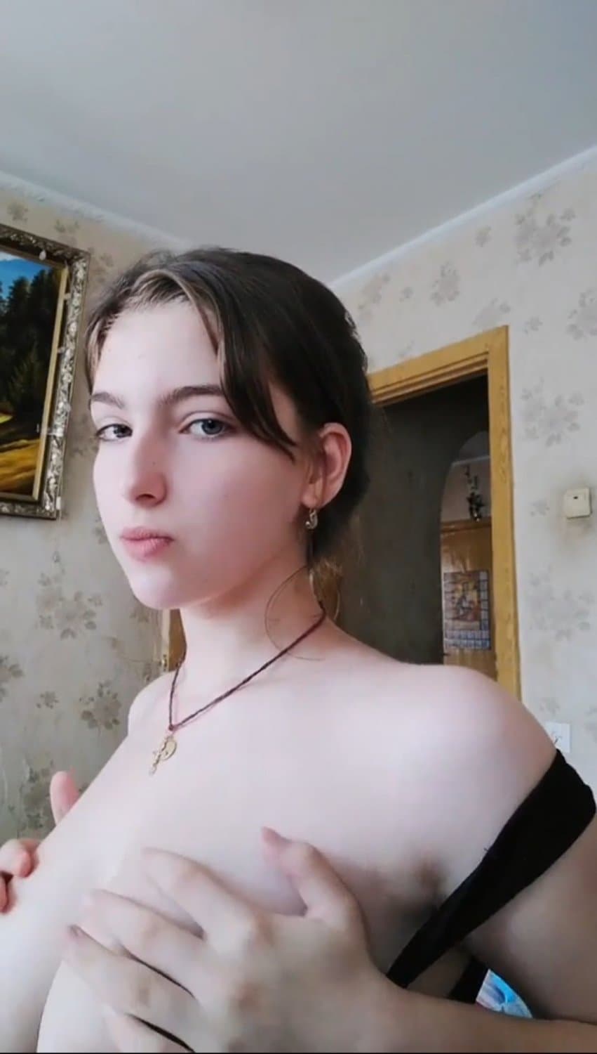 Novinha fez Live ficando peladinha enquanto arrumava o quarto