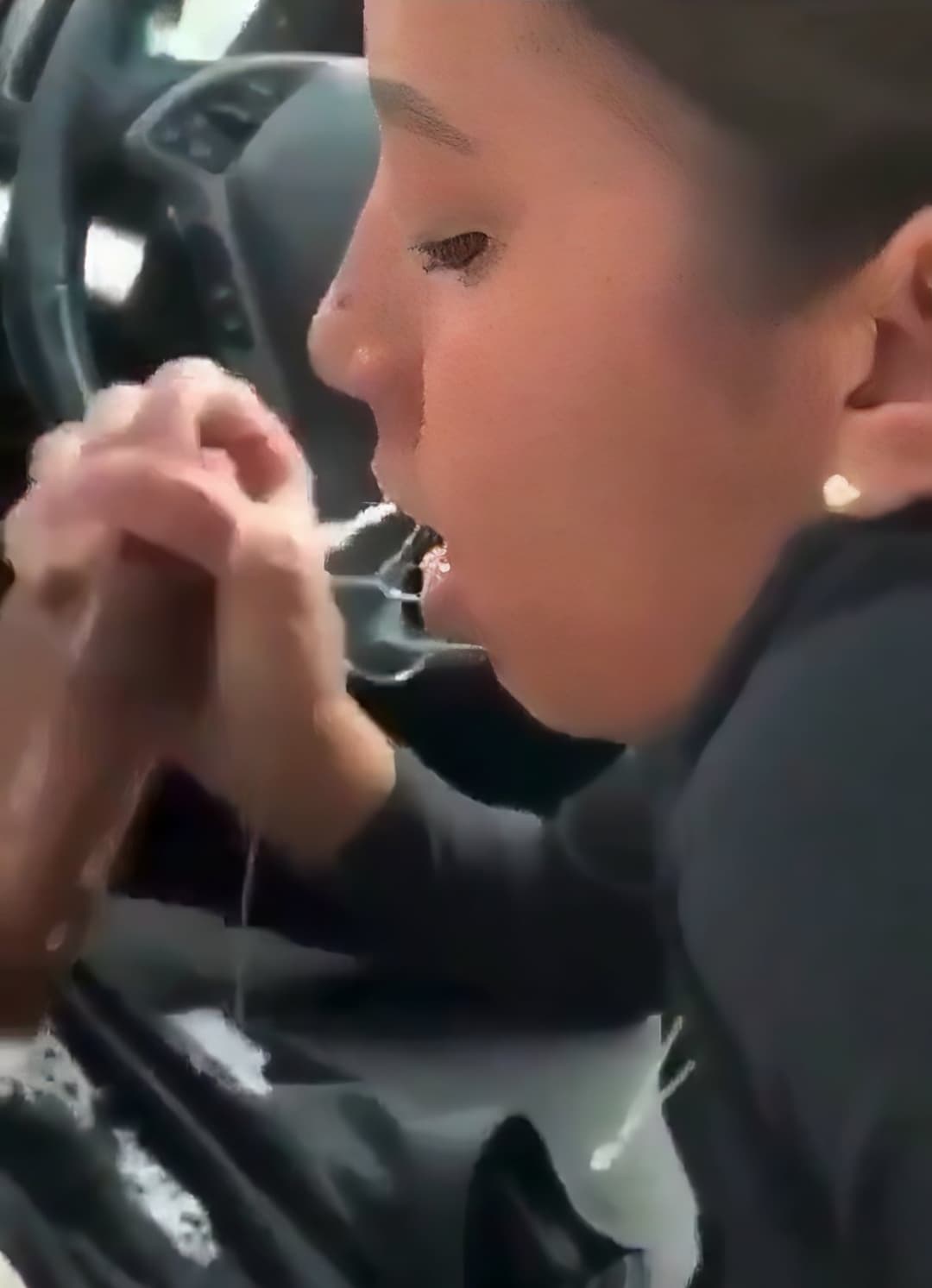 Slut sucks with lots of saliva in the car
