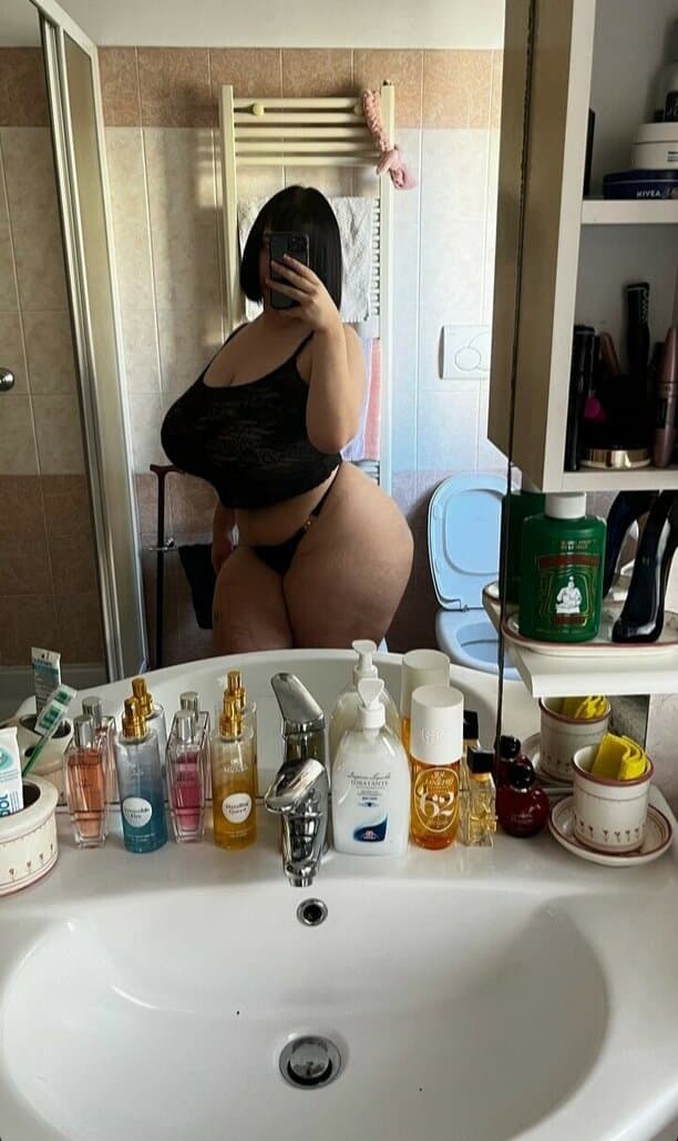 Click to view full size Putita de tetas gigantes y caídas, tiene las tetas más jugosas y lechosas que hay