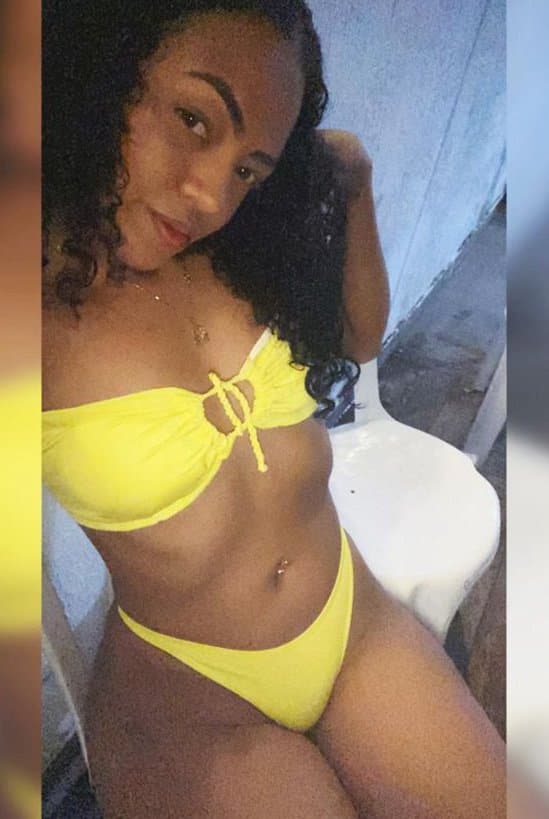 Morena da favela exibindo o quanto ela é cachorra