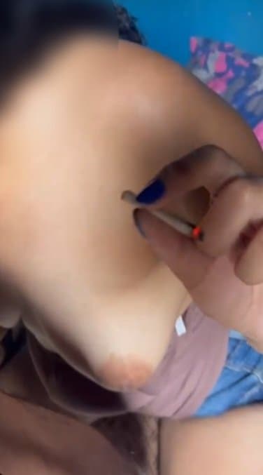 ?Novinha fumando  e chupando o dotado com vontade