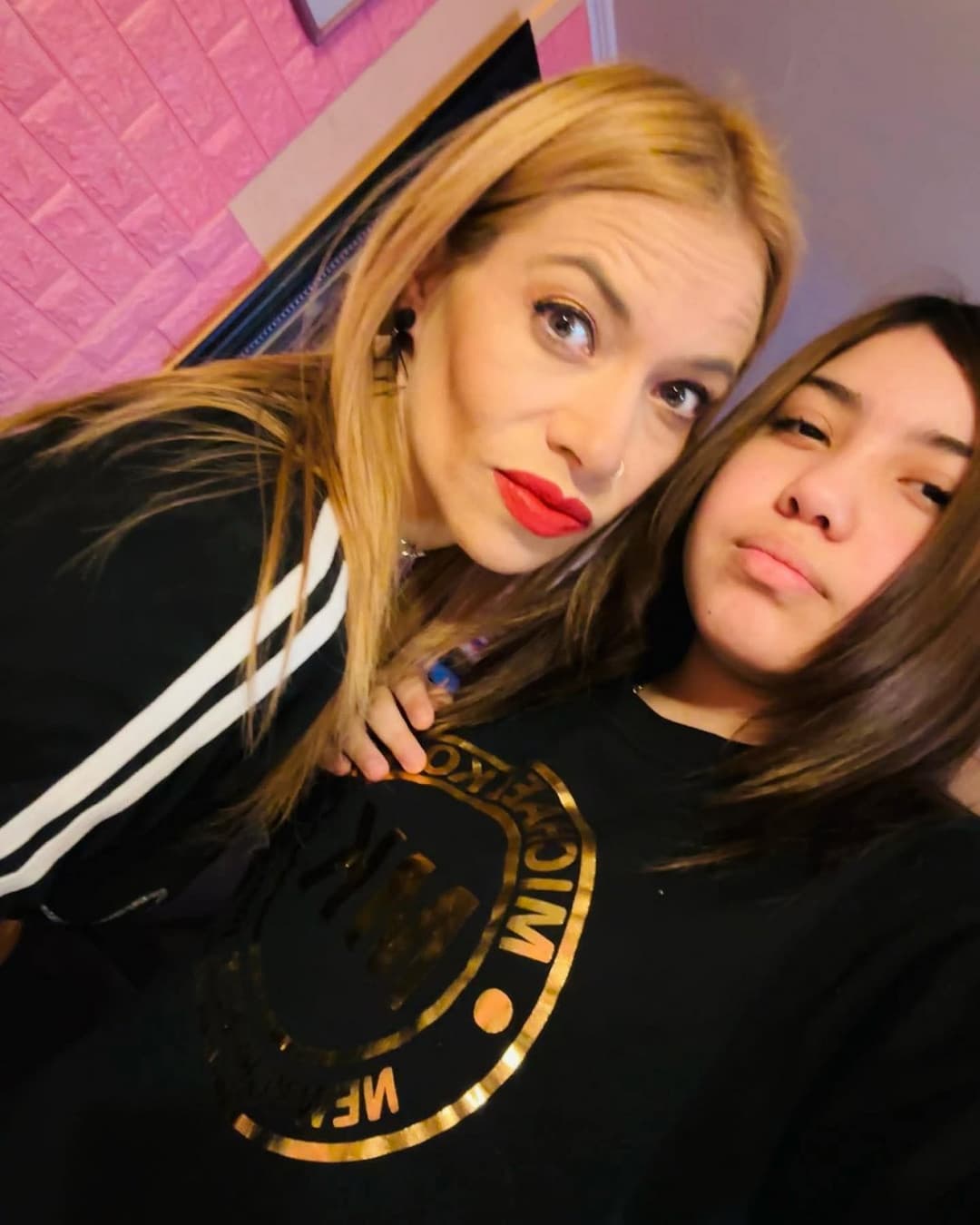 Haberme cogido a la mamá y unos años mas tarde a su hija fue excitante, las dos la chupan delicioso