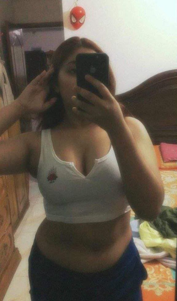 Desi indian hot milf gf showing her boobs