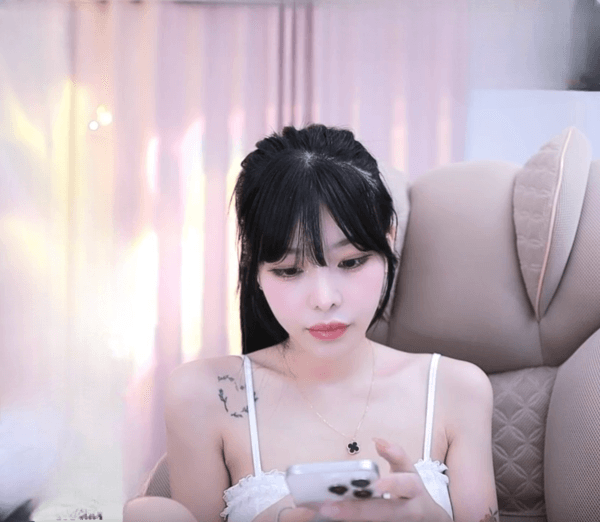 Korean streamer fucks white cock WMAF