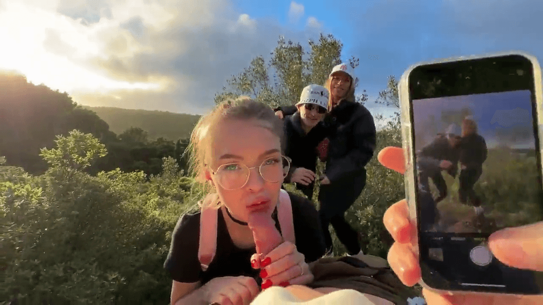 LE ESTABA HACIENDO UN PETE EN EL CAMPO, CUANDO APARECE UNA PAREJA Y LE PIDEN UNA FOTO CONMEMORATIVA!