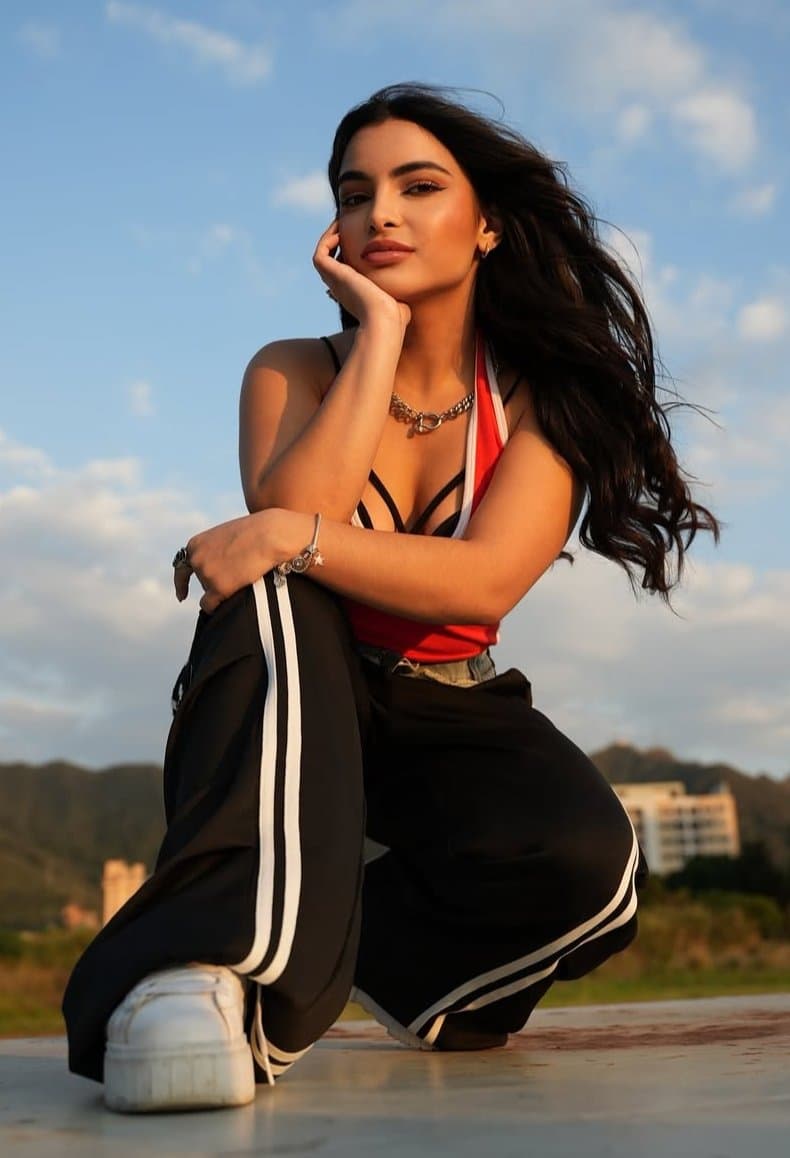 Briella, una Gordita con Lindas Teticas y Rico Culote ??