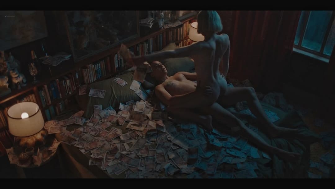 Game of thrones actress Sophie Turner flashes tits on beach.