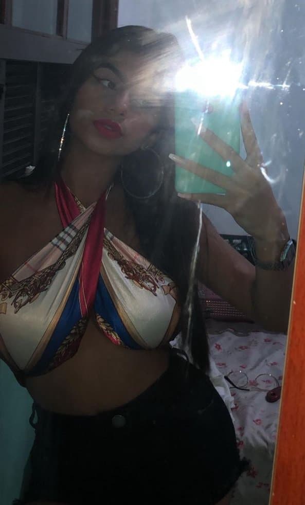 Mulher linda exibindo seu corpo lindo no insta