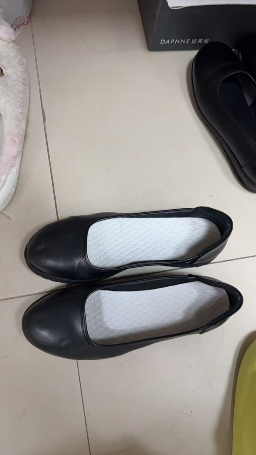 Asian feet / shoes & socks