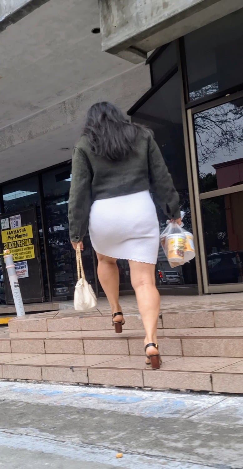 Madura mexicana en vestido blanco, sexy hot milf