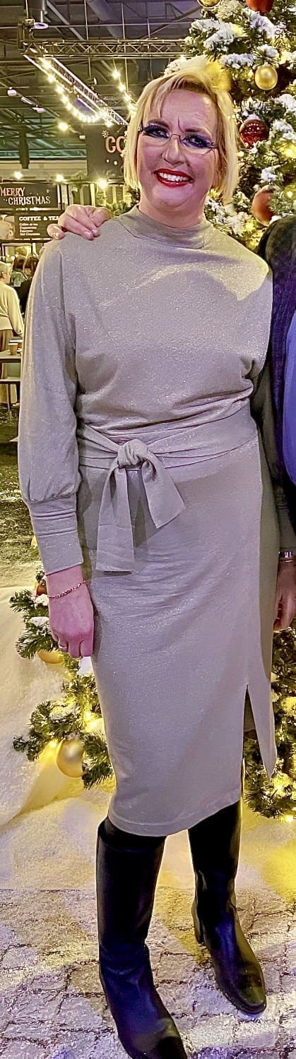 Dutch hotwife Anna spreading & dildoing pt1