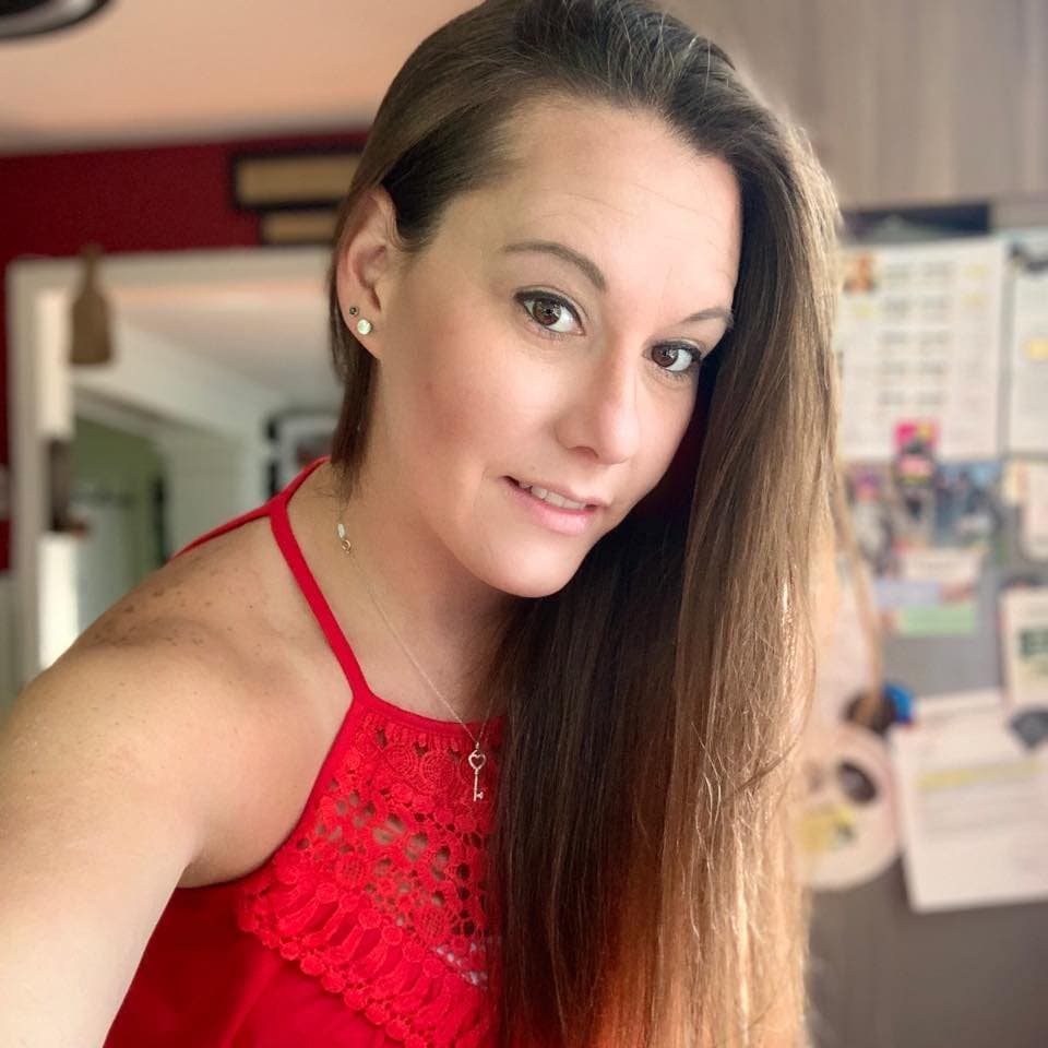 Thanks to slomo, we can properly see Manda’s little titties at the club