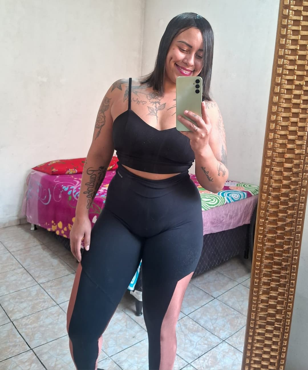 Morena bucetuda, exibe o capô de fusca | Thick Latina, thick pussy cameltoe