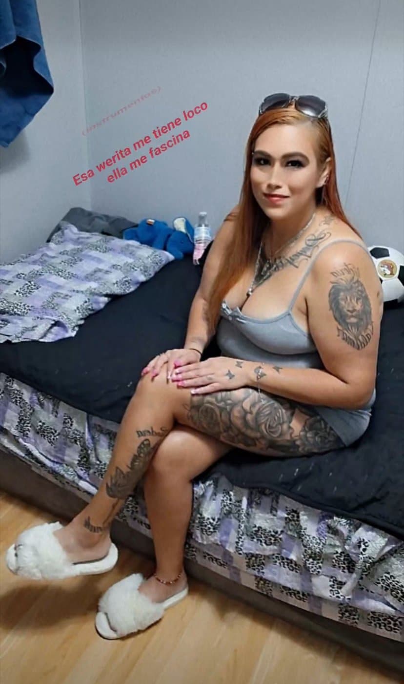 Latina milf rubs her pussy on video chat Caliente Madura quemada por video chat