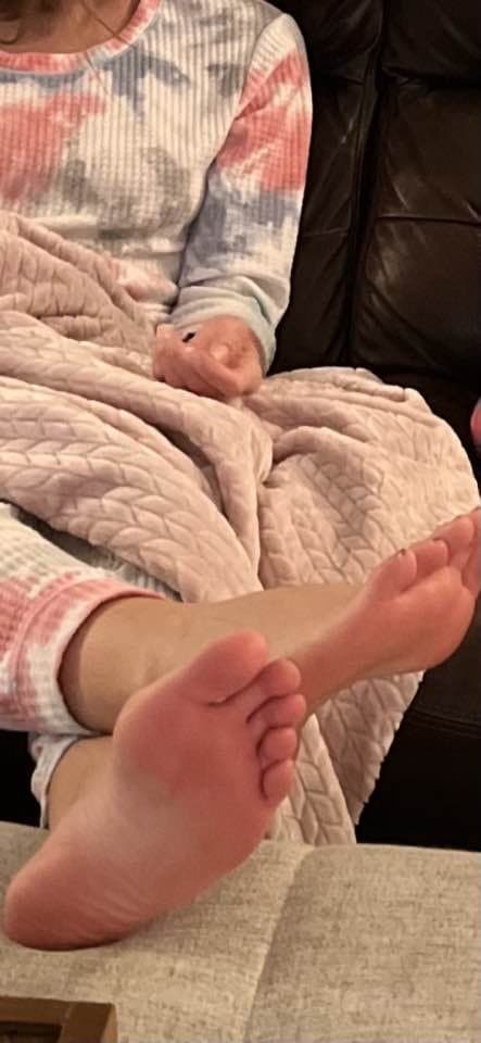 Kik slut wife Kim, 32 Ca, has a hard and fit body, but soft feet