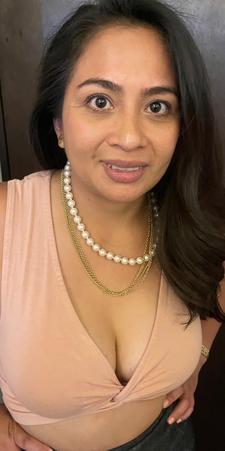 EXTREMELY HOT BEAUTIFUL NRI BUSTY MILF GIVING SENSUAL DEEP BLOWJOB SUCKING BALLS