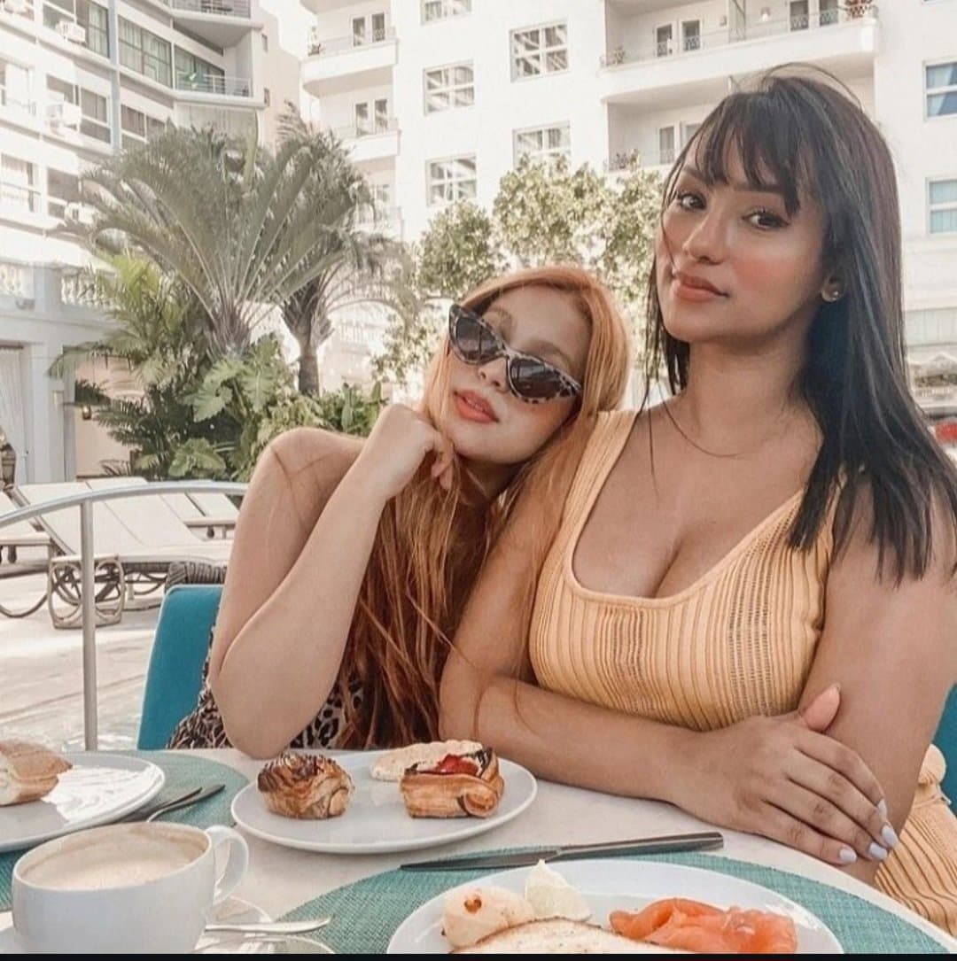 Mala Pink mãe chupando a buceta da filha