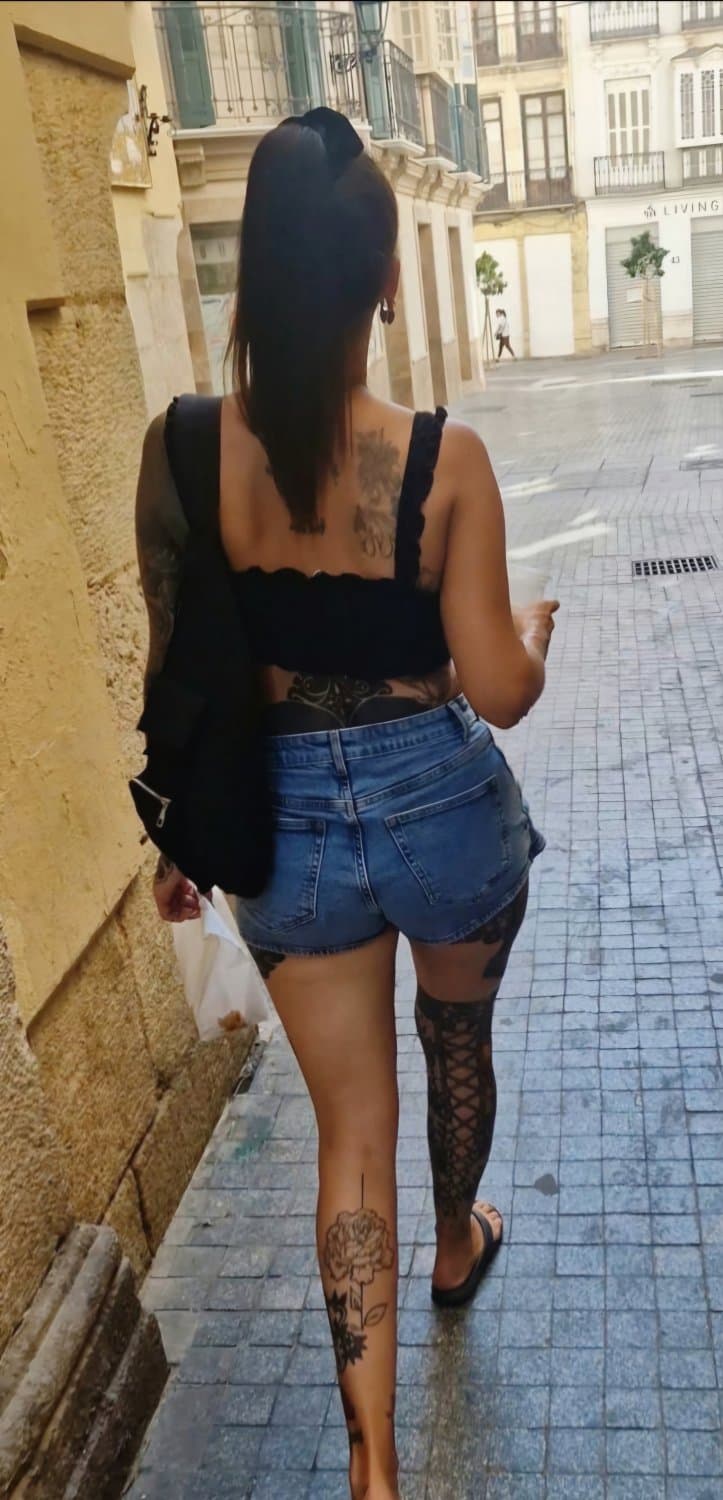 Hot tattooed goth anal slut fuck that big white cock like a pro whore