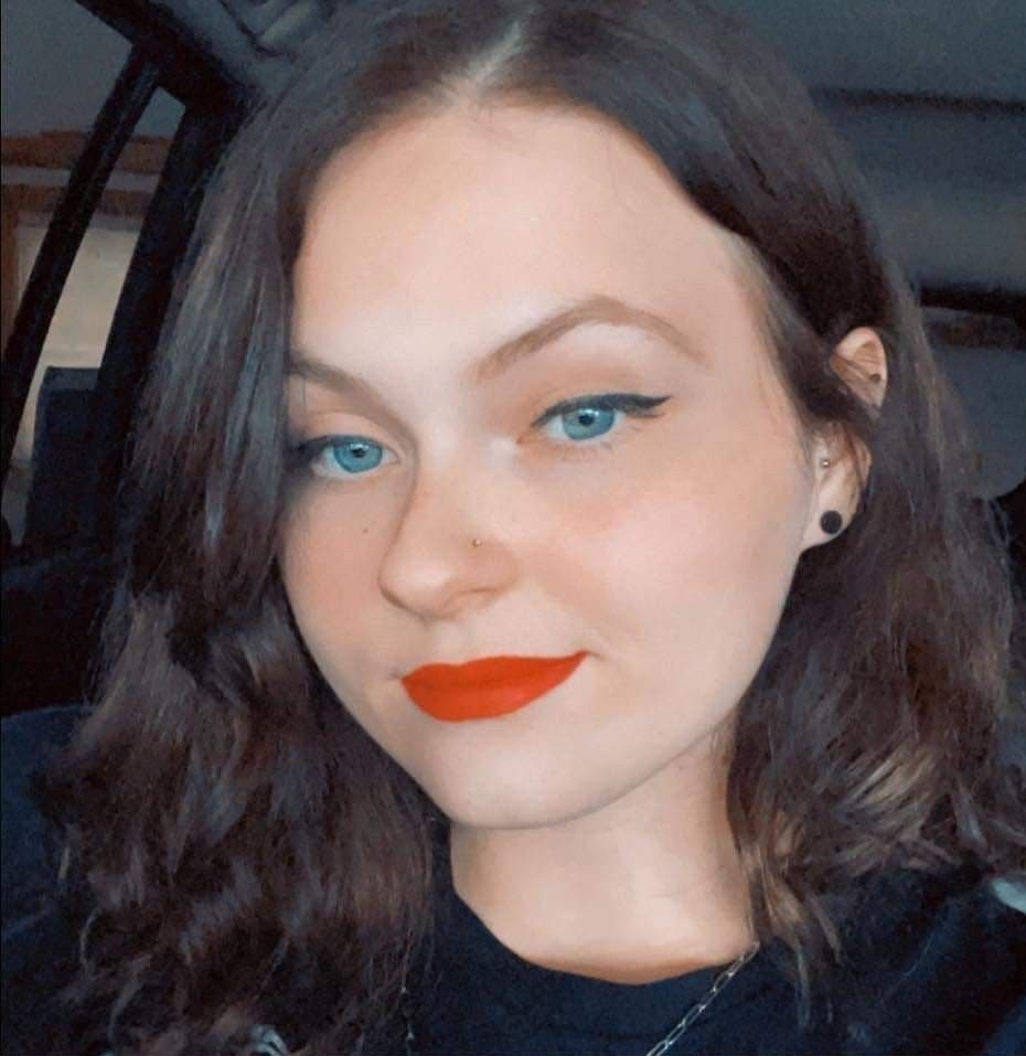 Sex deprived slut loves seeking attention