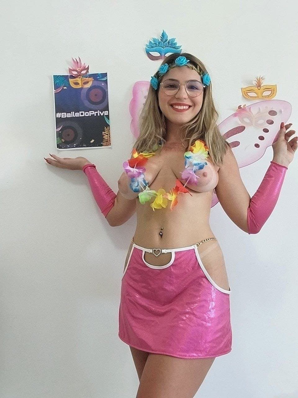 Gabi Fardim a ninfeta HotMilf que já está dando o que falar no mundo Liberal..??????