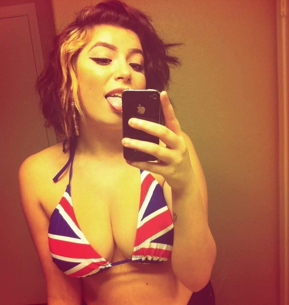 Lunetta gold (Vegas) shows her BJ skills on hairbrush