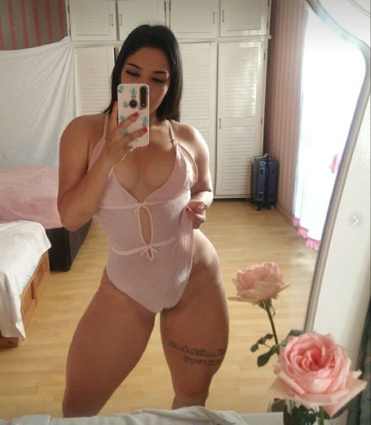 Puta con un culote expuesta