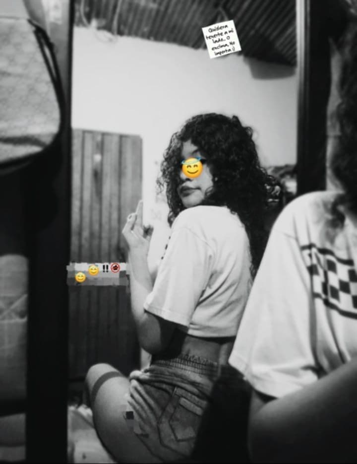 Esta puta pide dinero y recargas, dice que hara cualquier cosa y despues bloquea, lleguenle con todo