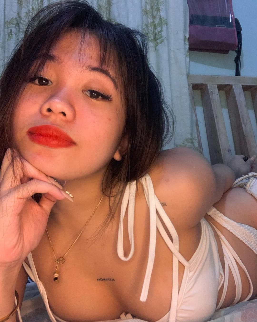 Pinay slut likes to show off her body on social media