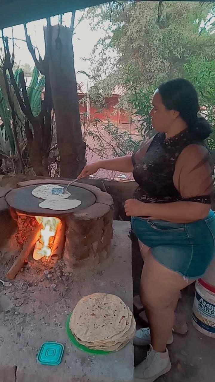 PEAR SHAPE THICK CURVY LATINA SSBBW BIG BOOTY ASS