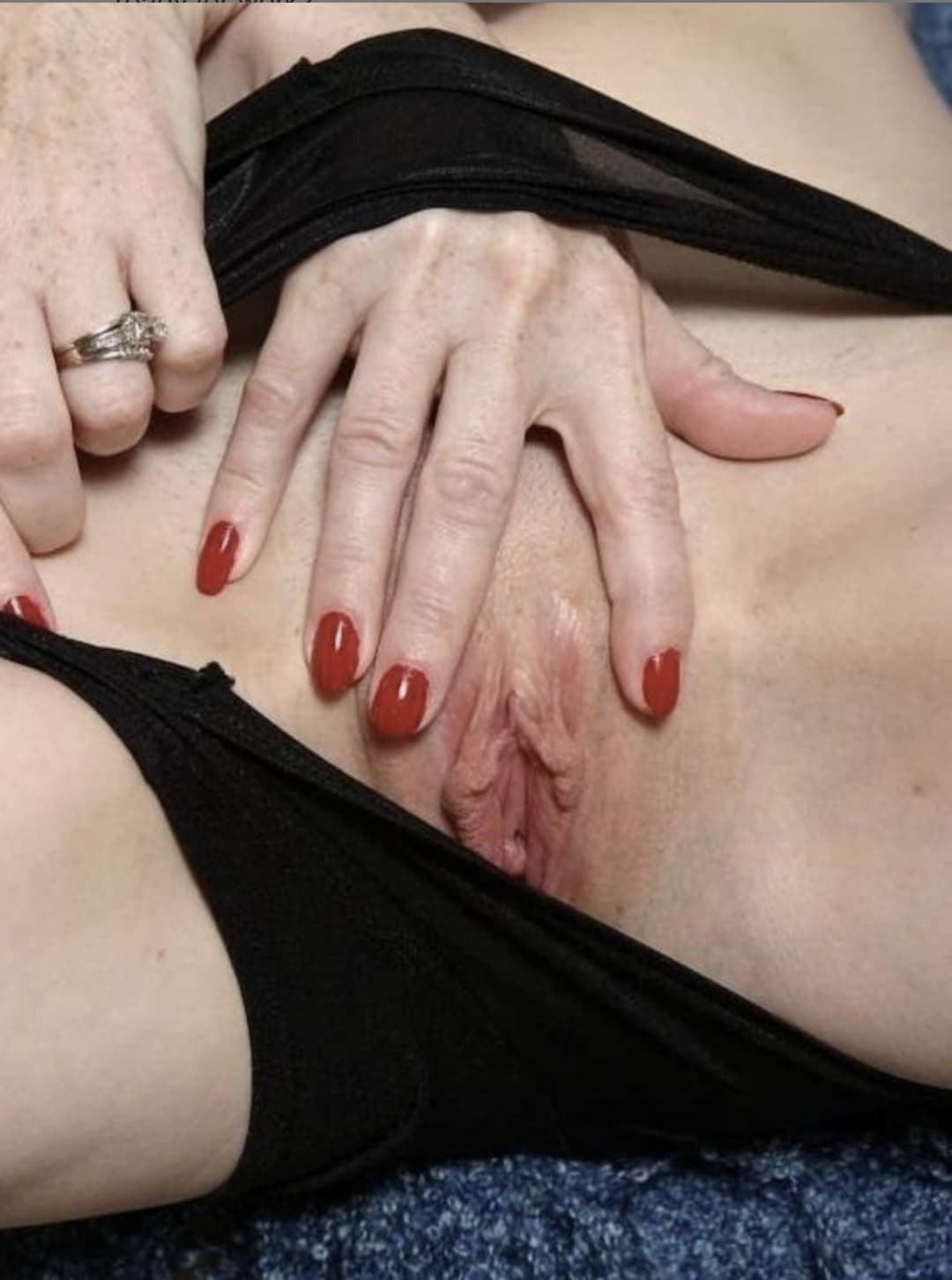 Teacher, 41, horny Wife, hubby deployed, meeting random men taking them raw at mall where she works