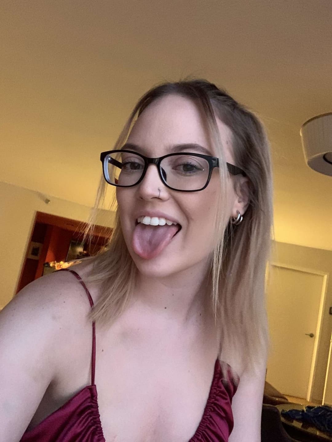 Hot slut Alexis love showing off