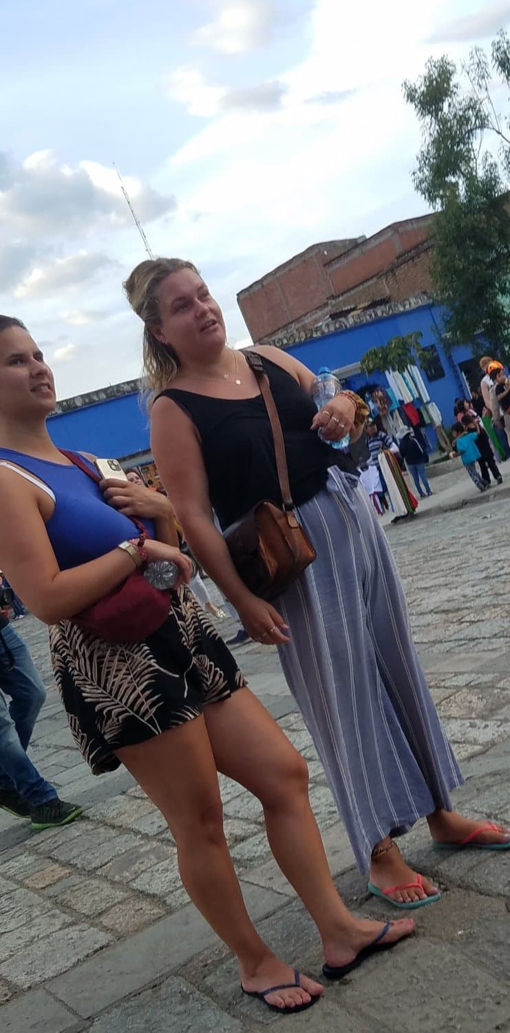 Thick legs, big hips, pretty feet and toes (cute girl in shorts)