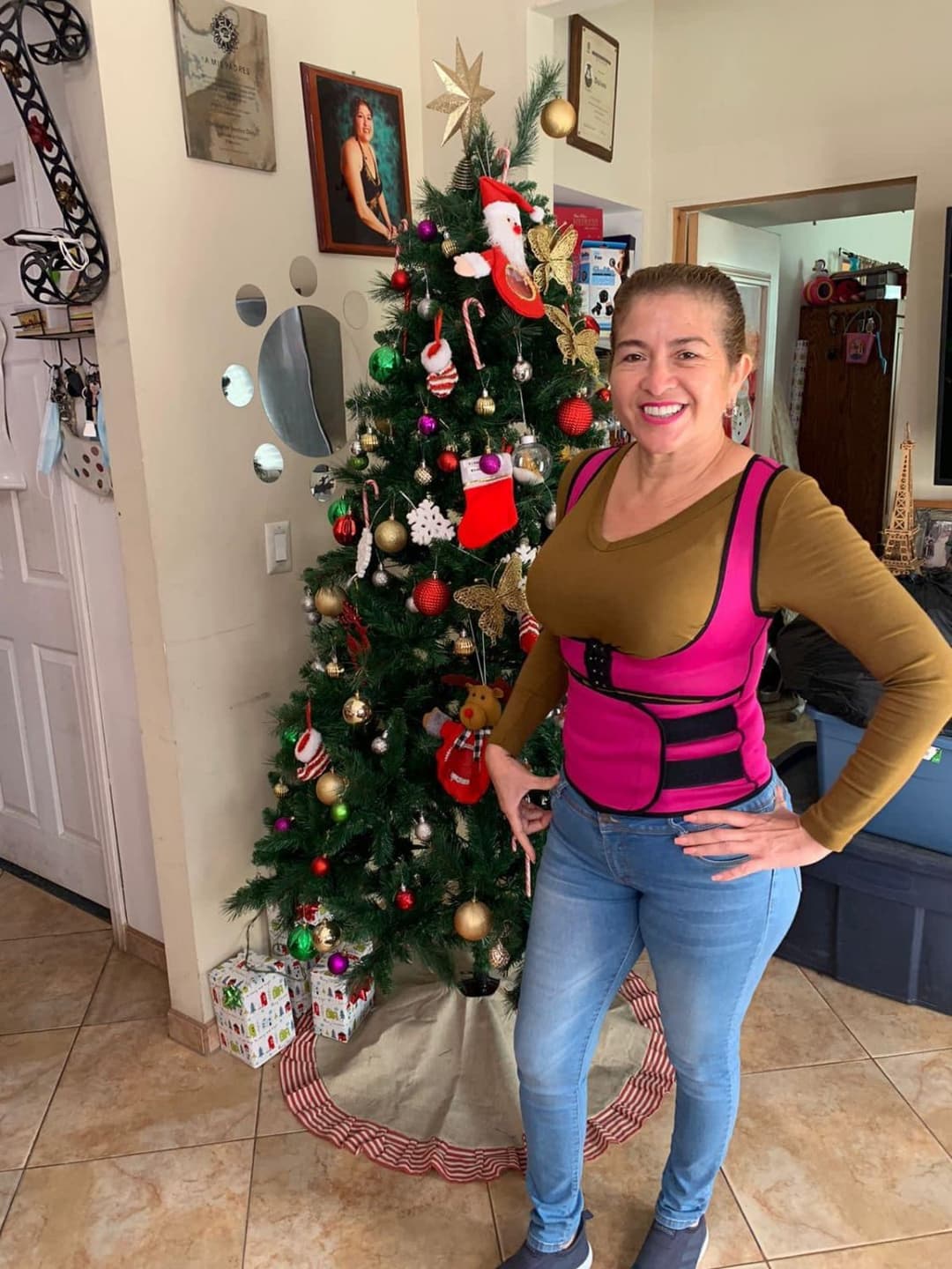 Click to view full size I would still tear this up even tho she a bit old she got big tits and cute toes lowkey