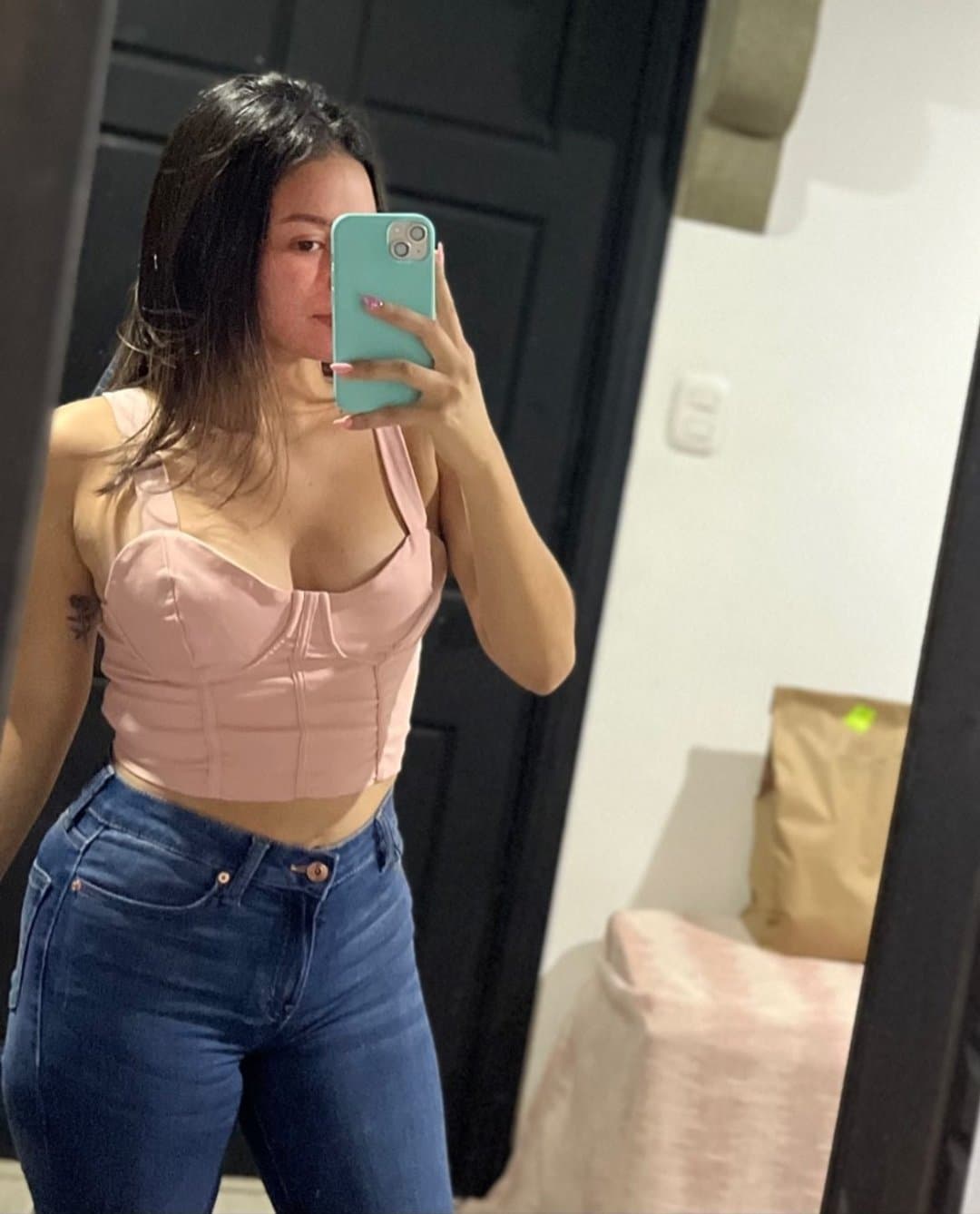 Fresia es una zorra de 20 años con unos labios carnosos y le encanta mamarsela a su abuelo