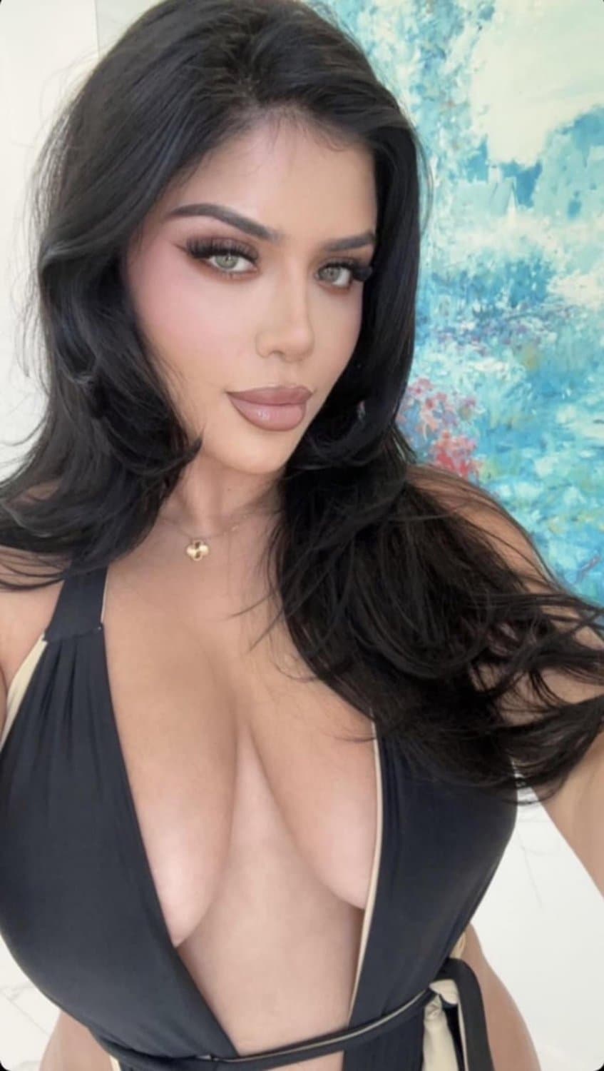 Green eyes nice rack