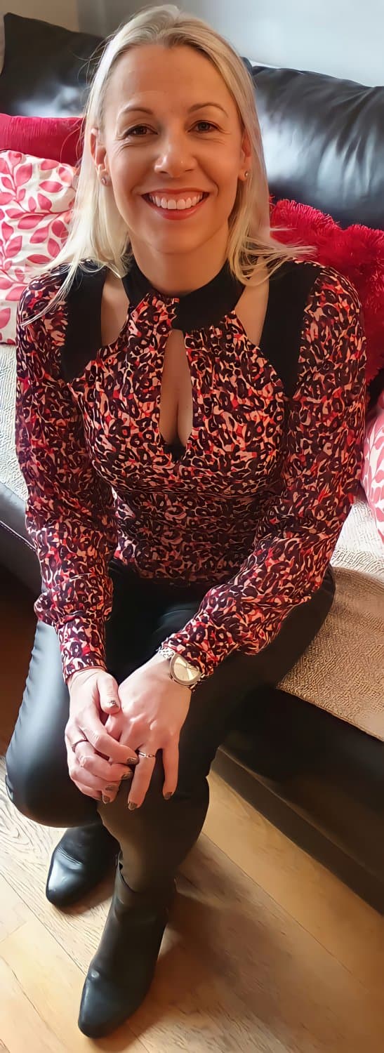 Mature UK Slut Legs Open