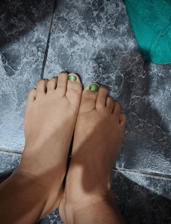 i love when they show feet to me cum | dm me your feet pics