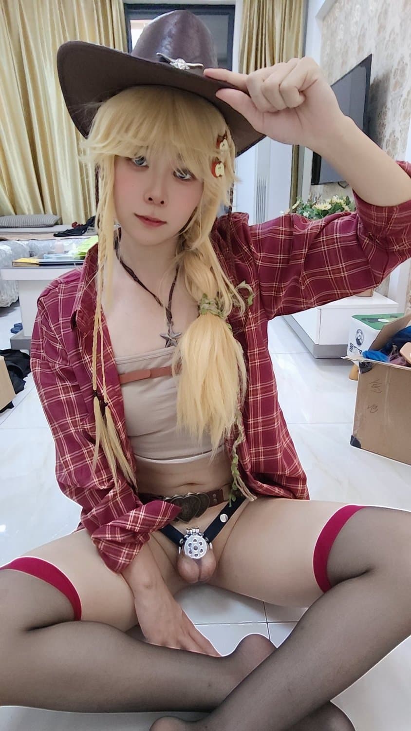 Cosplaying Chinese Femboy Cum and Pee Play