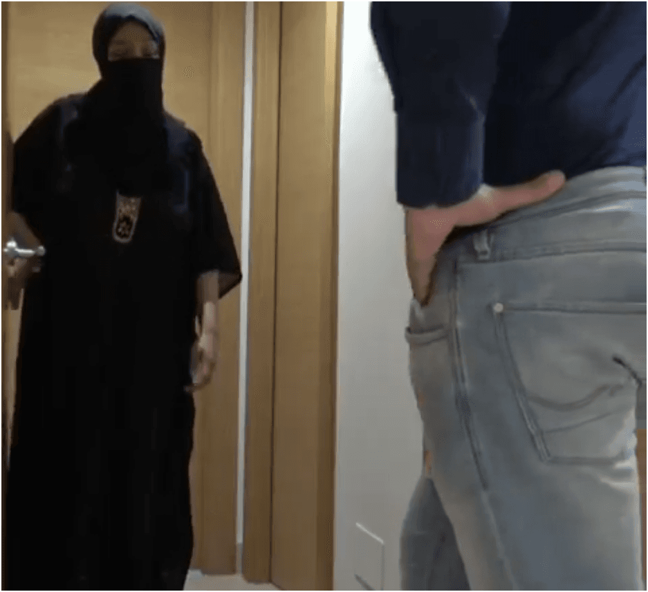 hijabi girl fuck with plumber in house