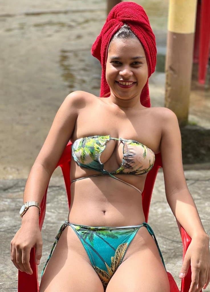 Novinha com cara de vagabunda exibindo seu corpo no insta